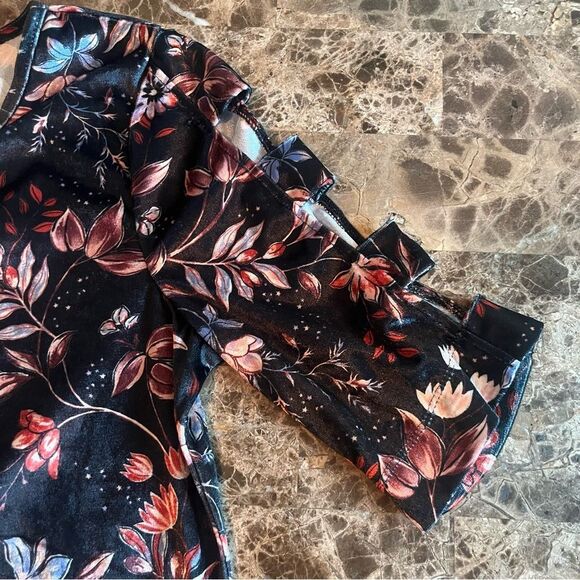 Tru Self Top Women’s Size M Black & Red Floral Short Sleeve Velvety - Picture 11 of 11